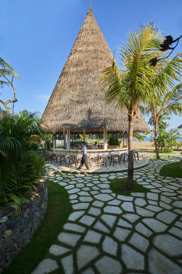 Sudamala Resort, Komodo, Labuan Bajo Ngoại thất bức ảnh The bar at the beach