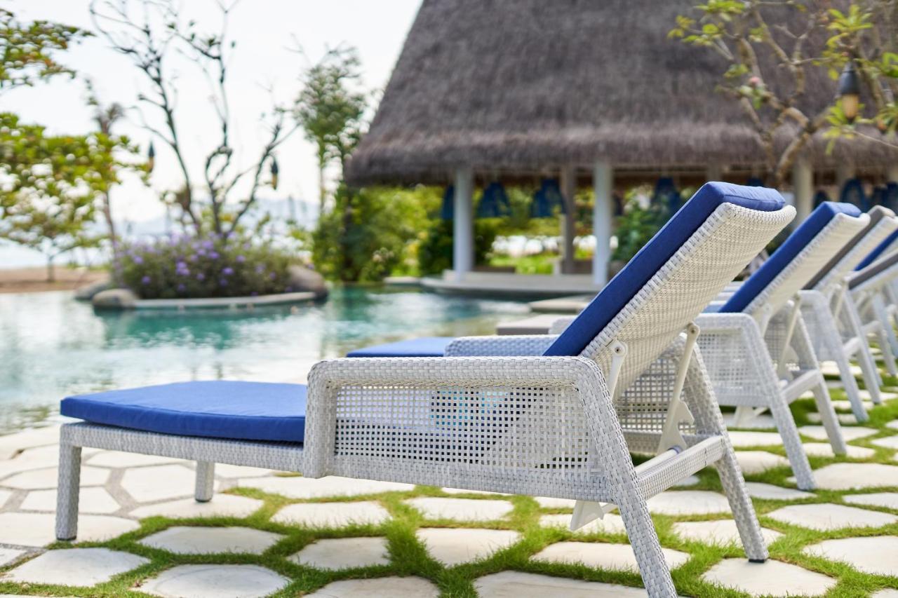 Sudamala Resort, Komodo, Labuan Bajo Ngoại thất bức ảnh A synthetic rattan chaise longue