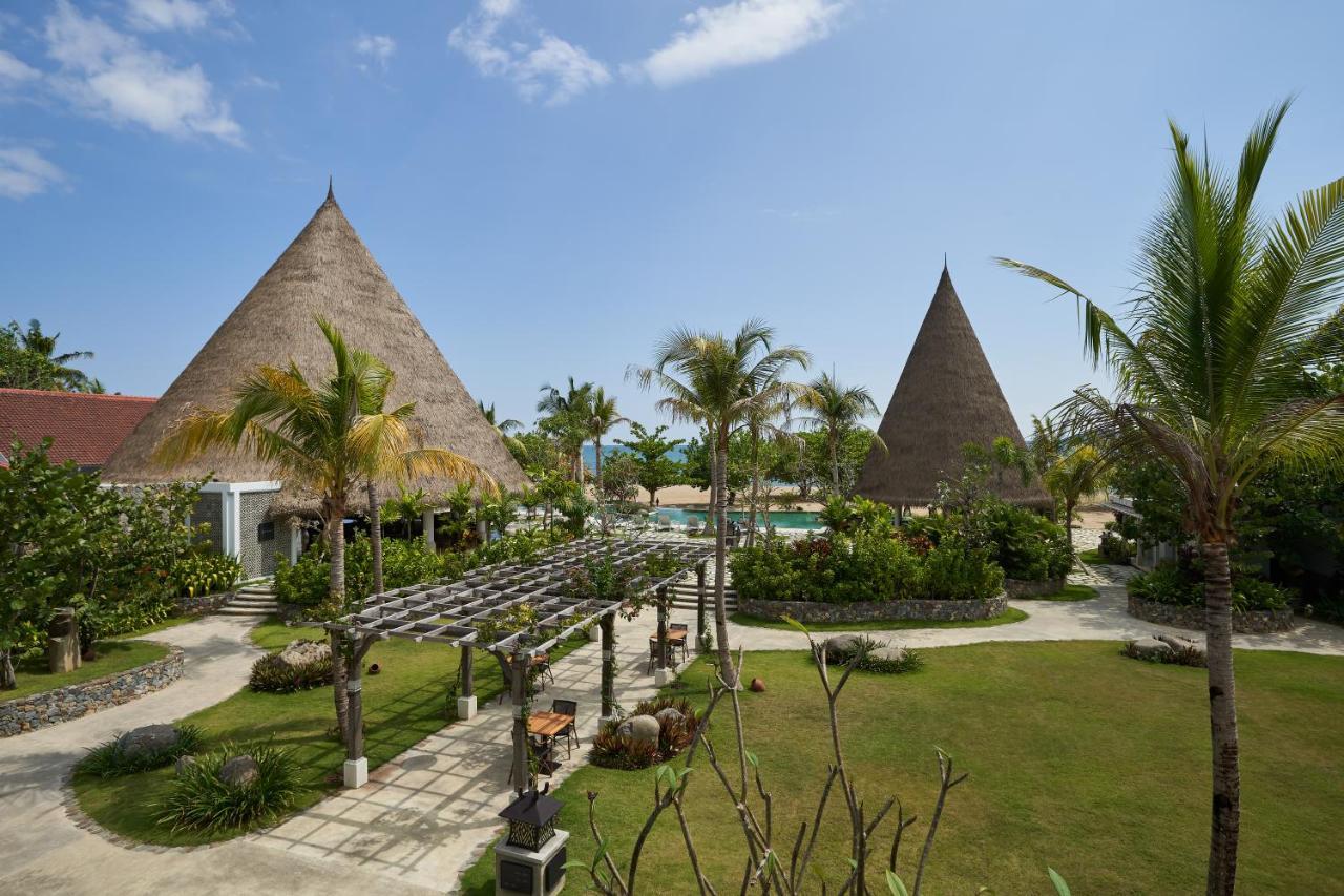 Sudamala Resort, Komodo, Labuan Bajo Ngoại thất bức ảnh The resort's main buildings