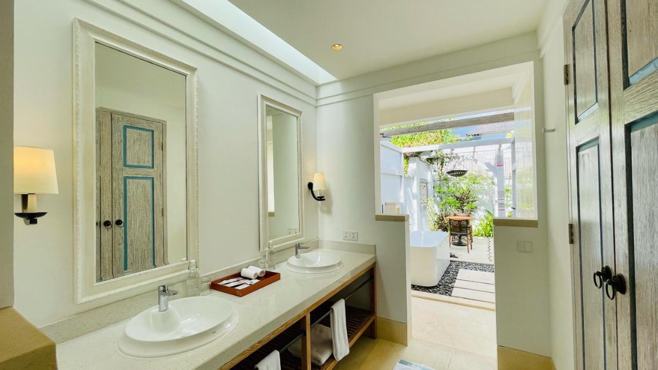 Sudamala Resort, Komodo, Labuan Bajo Ngoại thất bức ảnh Bathroom at The Standard, East Village