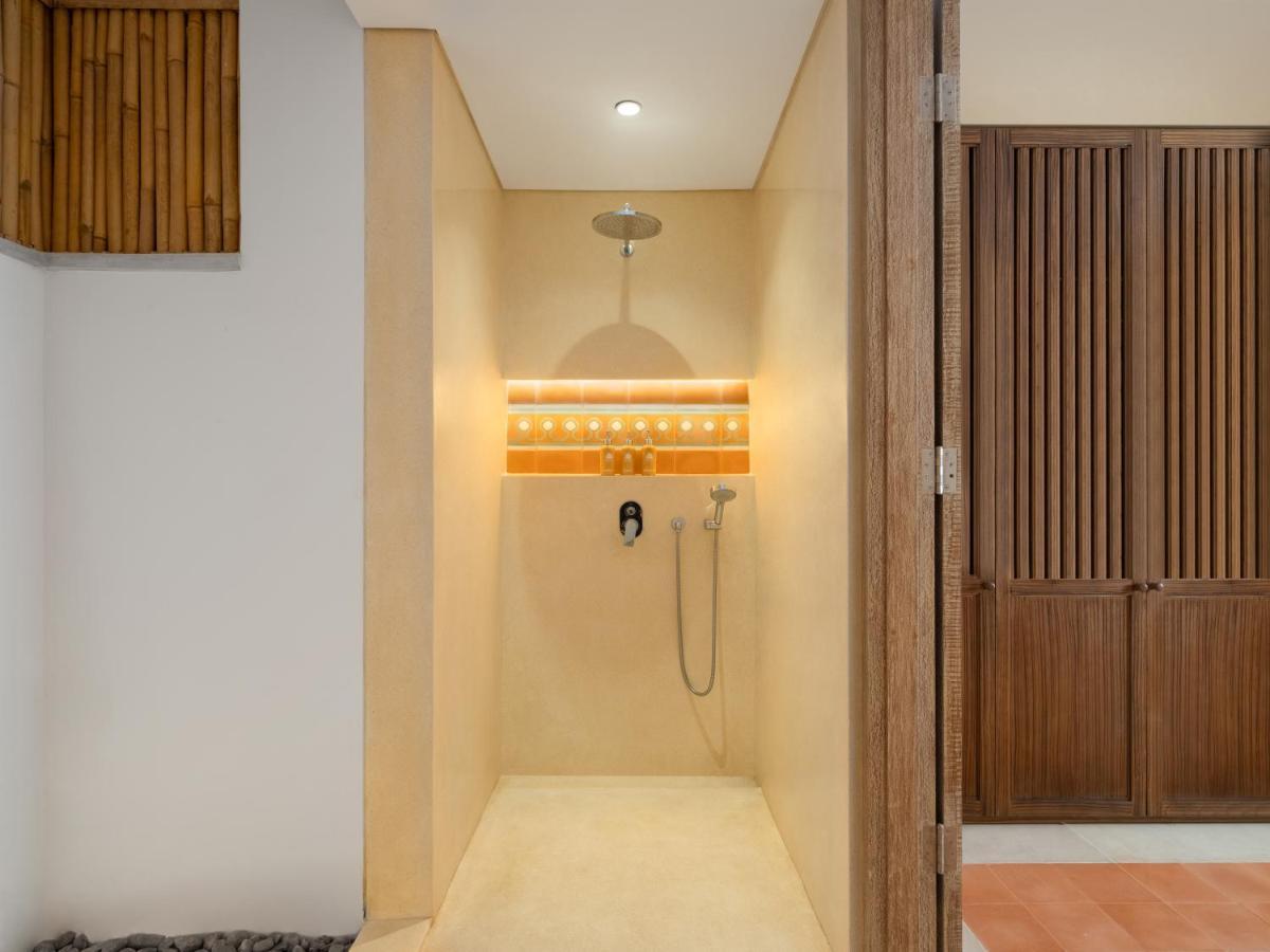 Sudamala Resort, Komodo, Labuan Bajo Ngoại thất bức ảnh A shower stall