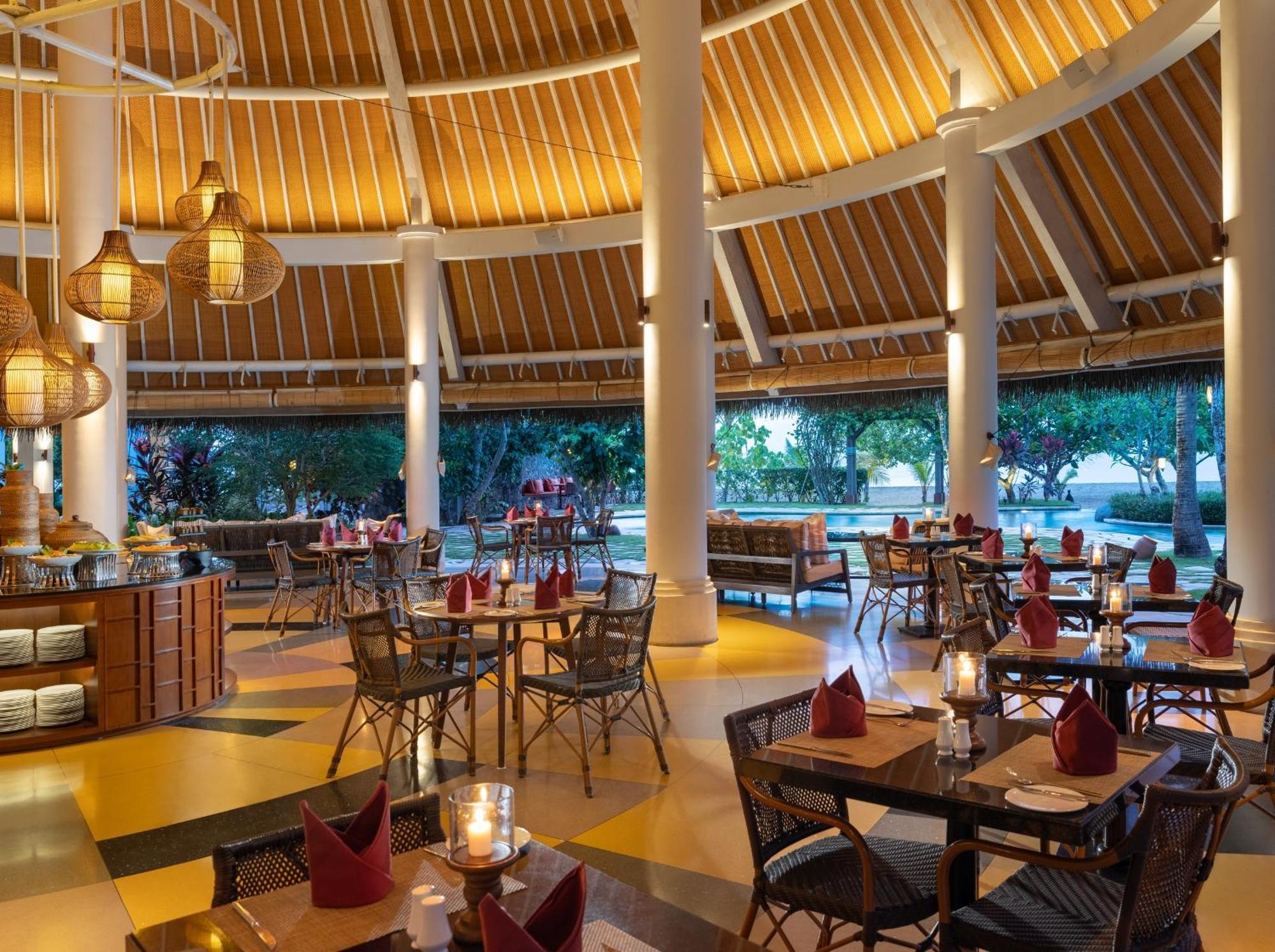 Sudamala Resort, Komodo, Labuan Bajo Ngoại thất bức ảnh The restaurant at the hotel