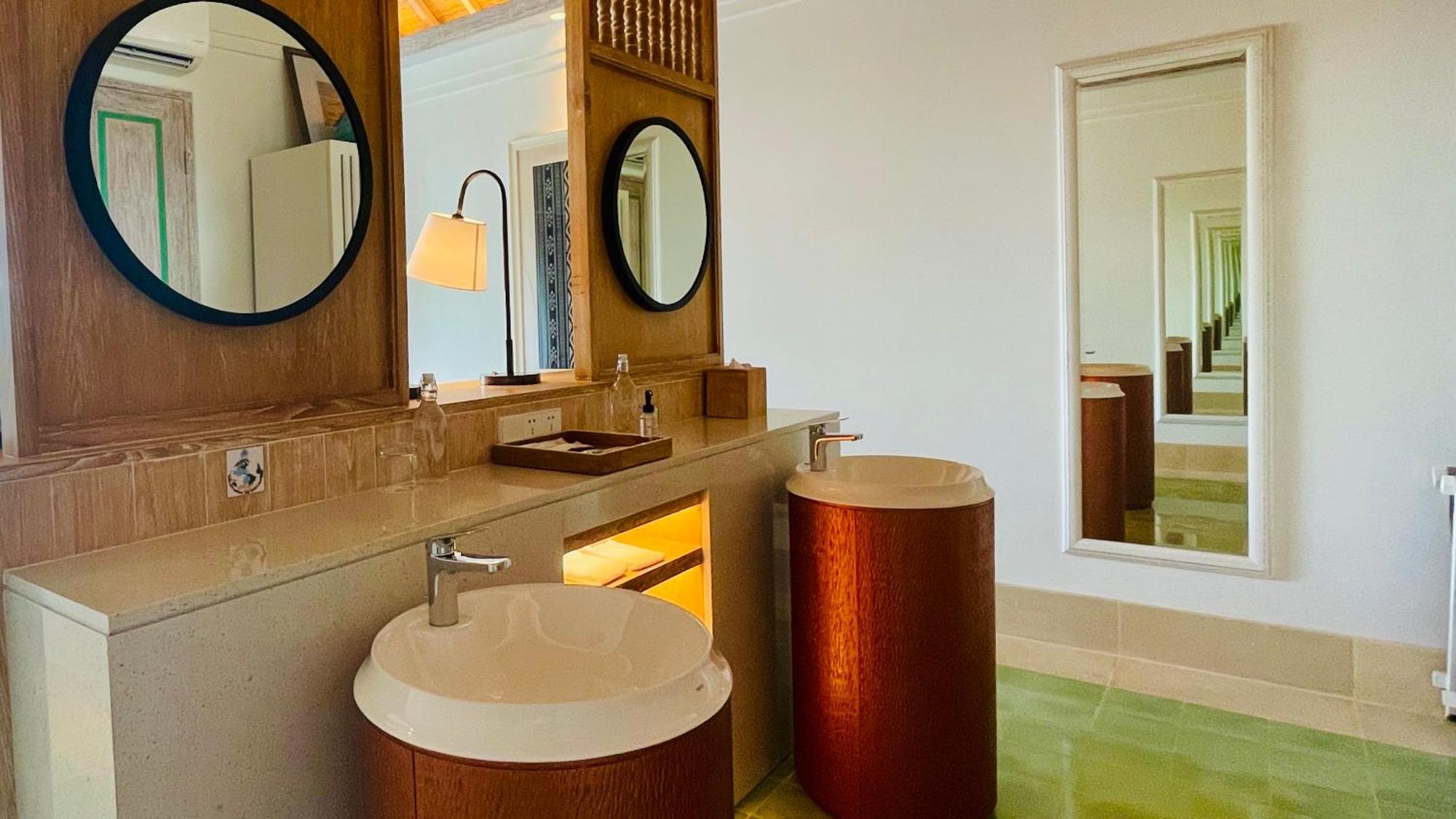 Sudamala Resort, Komodo, Labuan Bajo Ngoại thất bức ảnh Bathroom at the Taj Bengal